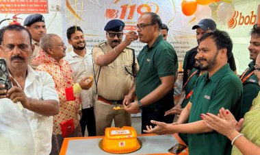 पौधरोपण व केक काटकर मनाया गया बैंक ऑफ बड़ौदा का 119वां स्थापना दिवस