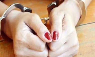 100 लीटर देशी शराब के साथ दो महिला तस्कर समेत तीन गिरफ्तार, ई-रिक्शा जब्त