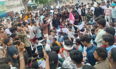 नीट विवाद की गूंज बक्सर तक, छात्रों ने अंबेडकर चौक पर खोला मोर्चा