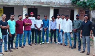 धर्मेंद्र प्रधान के इस्तीफे पर नावानगर खेल मैदान में जश्न, युवाओं ने बांटी मिठाई