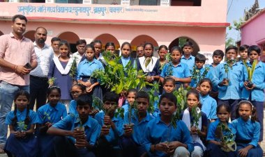माँ के सम्मान से जुड़ा हरियाली का संदेश, रघुनाथपुर विद्यालय में बच्चों ने लगाए पौधे