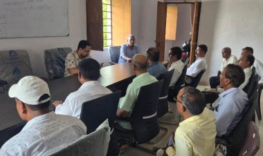 बीएलओ की समीक्षा बैठक में लंबित फॉर्मों का जल्द करें निष्पादन, कॉलेजों में बनेगा निर्वाचन साक्षरता क्लब