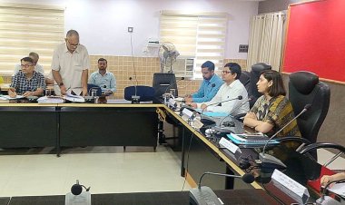 लापरवाही पर डीएम का कड़ा एक्शन, लंबित मामलों पर अधिकारियों से मांगा जवाब