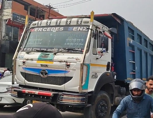 सड़क पार करते समय तेज रफ्तार डंपर की चपेट में आई मासूम, वाराणसी रेफर