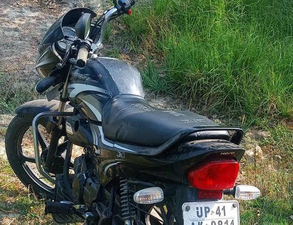 ओझा बरांव के बधार से लावारिस बाइक बरामद, मालिक की तलाश में जुटी पुलिस, कई पहलुओं पर हो रही जांच