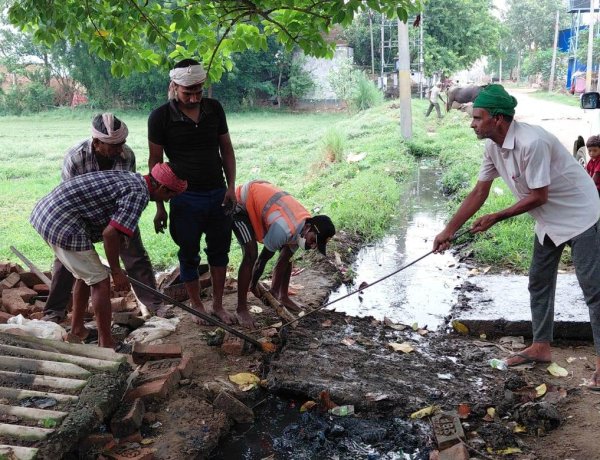 वर्षों से जाम नाले की कराई सफाई, जलजमाव से ग्रामीणों को मिली राहत