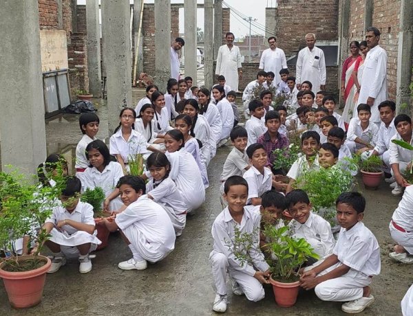 'मां के नाम एक पौधा' अभियान से गूंजा सरस्वती शिशु मंदिर, बच्चों ने हरियाली का लिया संकल्प