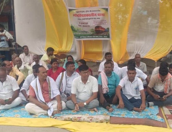 पूर्वी रेलवे गुमटी पर फूटा जनाक्रोश, समाधान नहीं तो आर-पार की लड़ाई