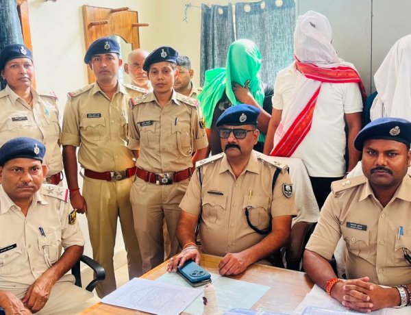 मोबाइल दुकान की आड़ में चल रही थी शराब महफिल, कट्टा-कारतूस के साथ तीन दबोचे