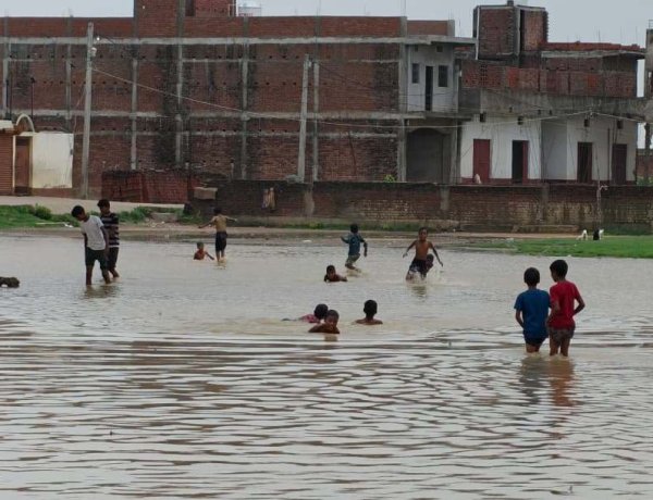 सरकारी नाले पर कब्जे ने डुबोया रघुनाथपुर, अस्पताल से लेकर खेत तक जलमग्न