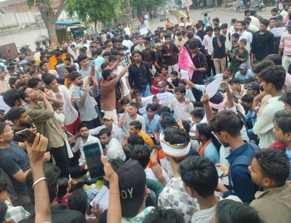 नीट विवाद की गूंज बक्सर तक, छात्रों ने अंबेडकर चौक पर खोला मोर्चा