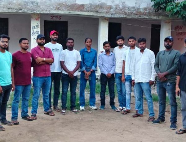 धर्मेंद्र प्रधान के इस्तीफे पर नावानगर खेल मैदान में जश्न, युवाओं ने बांटी मिठाई