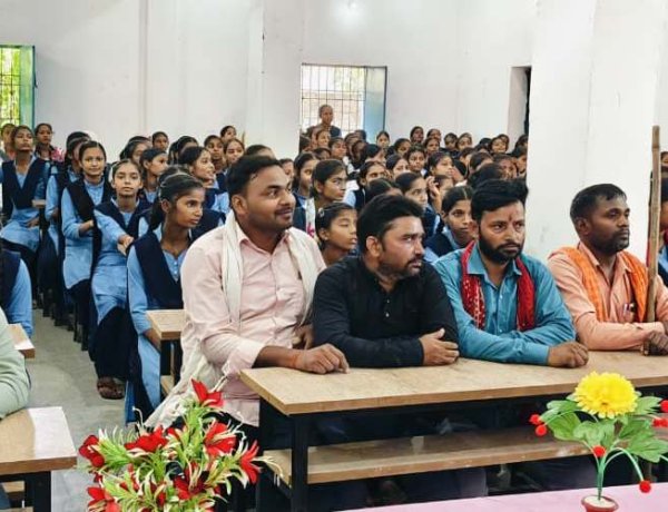 शिक्षक-अभिभावक संवाद में उठे पढ़ाई के मुद्दे, नियमित उपस्थिति और मोबाइल से दूरी पर जोर