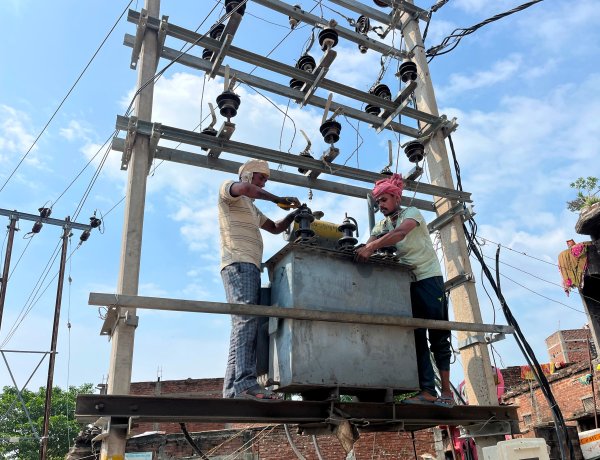 चार दिन के इंतजार के बाद तकिया मुहल्ले में लौटी बिजली, ट्रांसफार्मर बदलने पर मिली राहत
