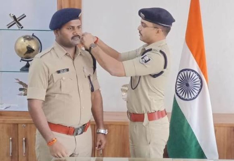 अशोक स्तंभ पहनाकर एसपी ने किया सम्मानित, एएसपी बने पोलस्त कुमार का बढ़ा सम्मान