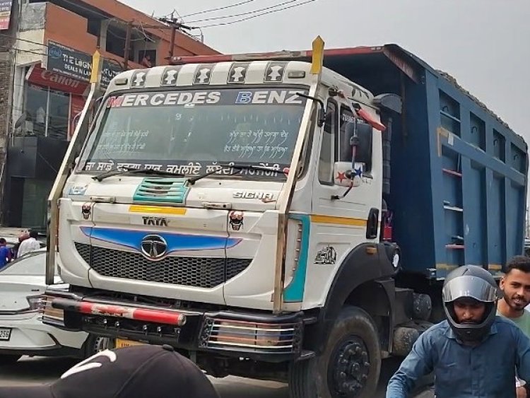 सड़क पार करते समय तेज रफ्तार डंपर की चपेट में आई मासूम, वाराणसी रेफर