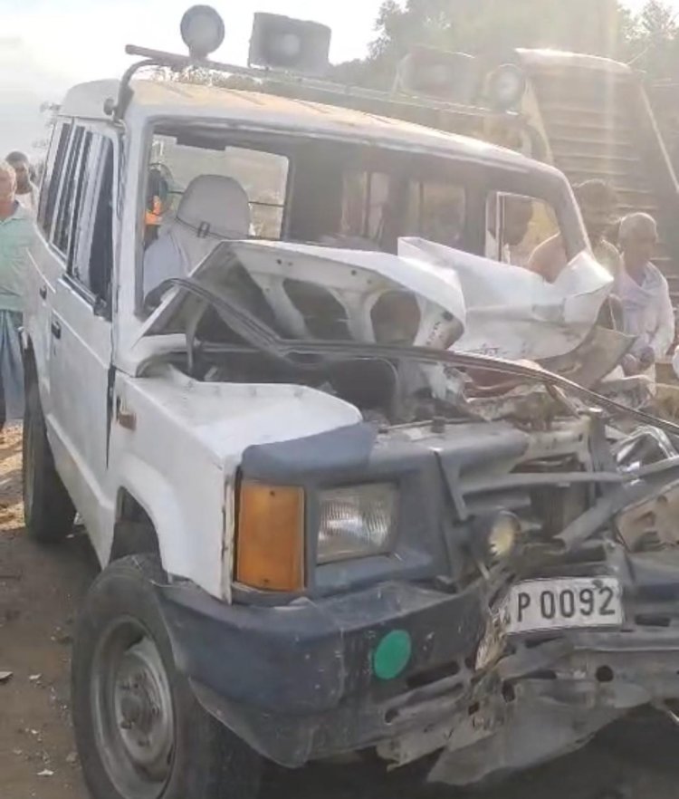 सड़क किनारे खड़े लोडर ट्रैक्टर से टकराई नावानगर अंचलाधिकारी की सरकारी गाड़ी, चालक व अमीन घायल