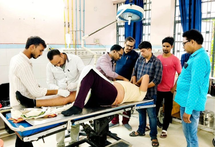 चलती श्रमजीवी एक्सप्रेस पकड़ने की कोशिश पड़ी भारी, युवक की हालत गंभीर