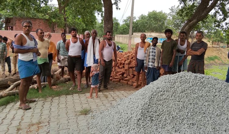 घटिया निर्माण पर ग्रामीणों का हंगामा, तालाब घाट का काम रुकवाया