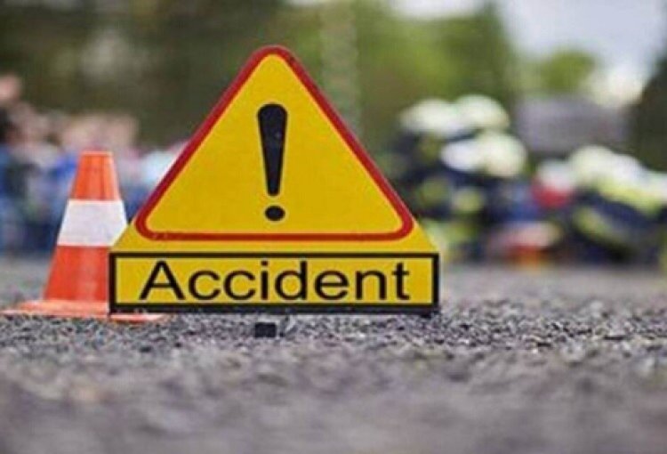 ब्रेक और स्टीयरिंग फेल होने से डिवाइडर पर चढ़ी यात्री बस, बाल-बाल बचे दर्जनों यात्री