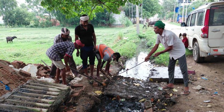 वर्षों से जाम नाले की कराई सफाई, जलजमाव से ग्रामीणों को मिली राहत