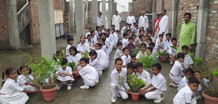 'मां के नाम एक पौधा' अभियान से गूंजा सरस्वती शिशु मंदिर, बच्चों ने हरियाली का लिया संकल्प