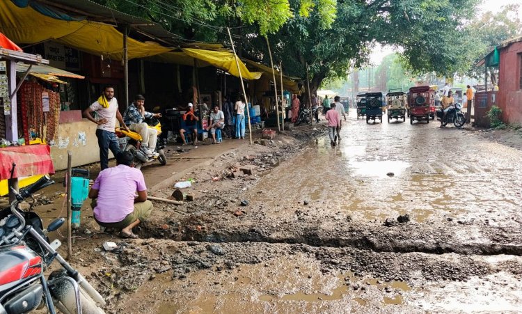 डुमरांव स्टेशन पर अधूरे नाले में जोड़ी जा रही सीवरेज लाइन, स्थानीय लोगों ने उठाए सवाल