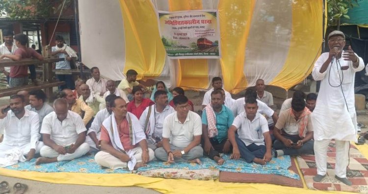पूर्वी रेलवे गुमटी पर फूटा जनाक्रोश, समाधान नहीं तो आर-पार की लड़ाई