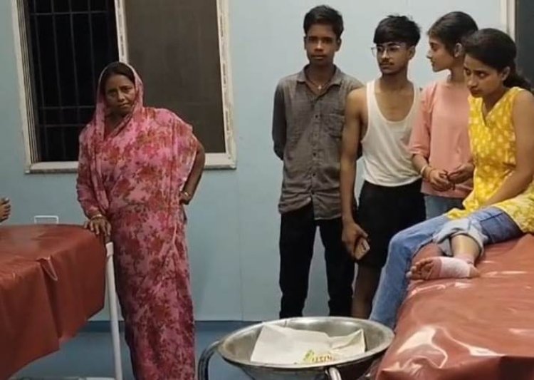 चौसा में तेज रफ्तार सरकारी वाहन की चपेट में आईं तीन किशोरियां, जांच शुरू
