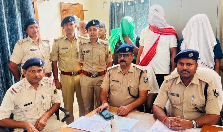 मोबाइल दुकान की आड़ में चल रही थी शराब महफिल, कट्टा-कारतूस के साथ तीन दबोचे