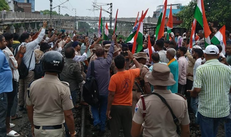 इटाढ़ी गुमटी विवाद पर उबाल, ट्रैक की ओर बढ़े प्रदर्शनकारी; आरपीएफ ने रोका, रेल परिचालन रहा सामान्य