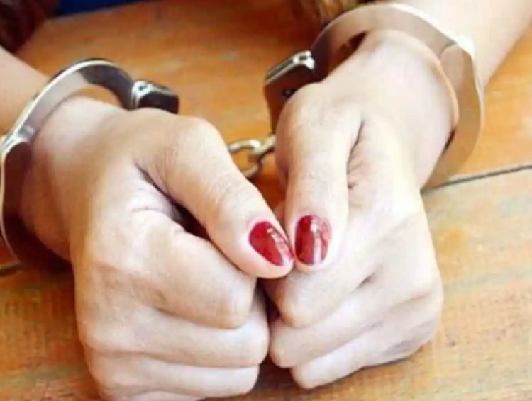 100 लीटर देशी शराब के साथ दो महिला तस्कर समेत तीन गिरफ्तार, ई-रिक्शा जब्त