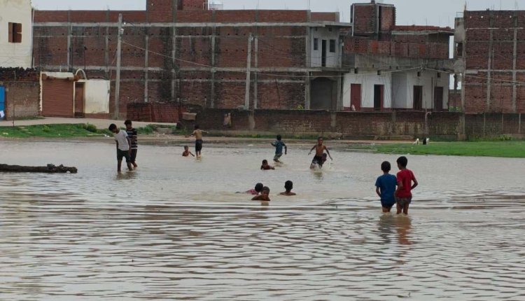 सरकारी नाले पर कब्जे ने डुबोया रघुनाथपुर, अस्पताल से लेकर खेत तक जलमग्न