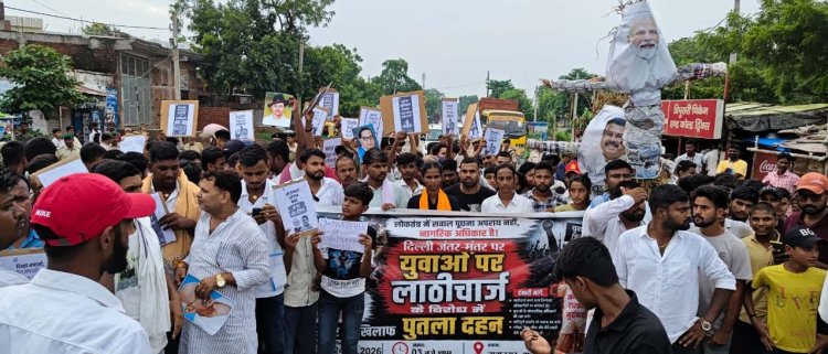 नवानगर में छात्रों का प्रदर्शन, शिक्षा मंत्री के इस्तीफे की मांग; शांतिपूर्ण माहौल में फूंका पुतला