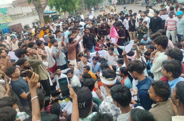 नीट विवाद की गूंज बक्सर तक, छात्रों ने अंबेडकर चौक पर खोला मोर्चा