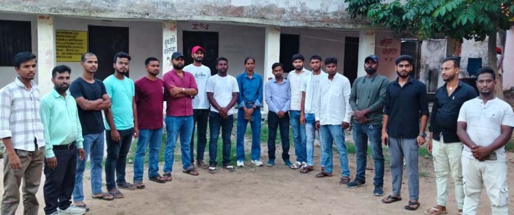 धर्मेंद्र प्रधान के इस्तीफे पर नावानगर खेल मैदान में जश्न, युवाओं ने बांटी मिठाई