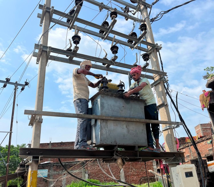 ट्रांसफार्मर बना तकिया मुहल्ले की मुसीबत, दो दिन से अंधेरे में सैकड़ों परिवार; बिजली दफ्तर पर फूटा आक्रोश