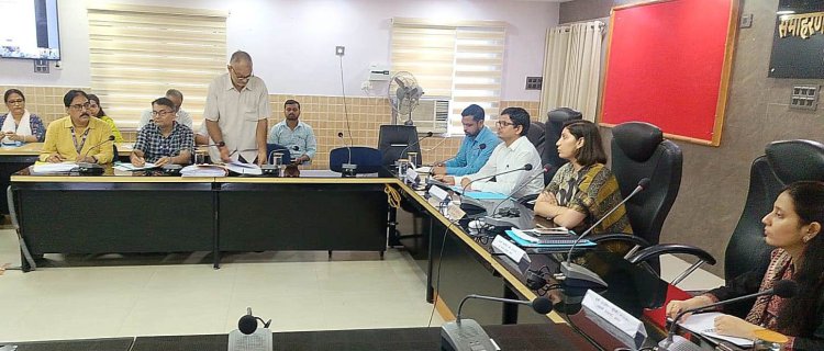 लापरवाही पर डीएम का कड़ा एक्शन, लंबित मामलों पर अधिकारियों से मांगा जवाब