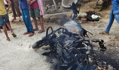 दो गांवों के टकराव से गरमाया माहौल, भीड़ ने फूंकी बाइक; फायरिंग की चर्चा से बढ़ी सनसनी