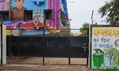सफाईकर्मियों के बाद अफसरों ने भी थामा मोर्चा, निकायों पर लटके ताले