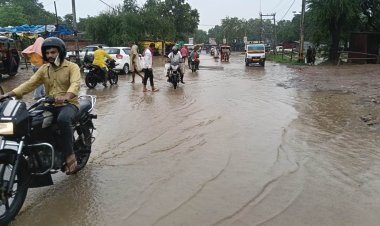 यादव मोड़ की सड़क पर पानी का पहरा, नाली के अभाव में रोज जूझ रहे राहगीर