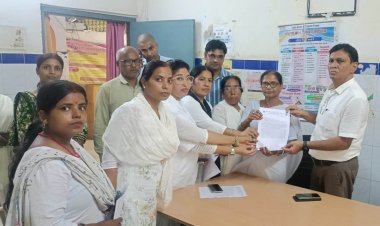 बायोमेट्रिक हाजिरी का आदेश रद्द करने की मांग पर स्वास्थ्यकर्मियों ने किया प्रदर्शन