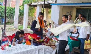 चार साल की सेवा में बदली मुरार बिजली उपकेंद्र की तस्वीर, स्थानांतरण पर जेई को दी भावभीनी विदाई