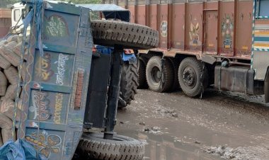 महरौरा मोड़ के पास पलटी सिमेंट लदी ट्रैक्टर ट्राली, चार घंटे तक लगा रहा भीषण जाम