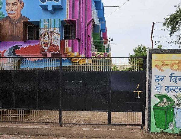 सफाईकर्मियों के बाद अफसरों ने भी थामा मोर्चा, निकायों पर लटके ताले