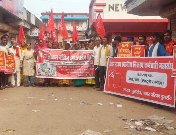 छठे दिन भी नहीं टूटी सफाईकर्मियों की हड़ताल, सड़कों पर उतरे निकाय कर्मी