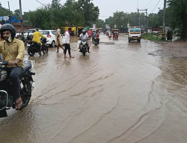 यादव मोड़ की सड़क पर पानी का पहरा, नाली के अभाव में रोज जूझ रहे राहगीर