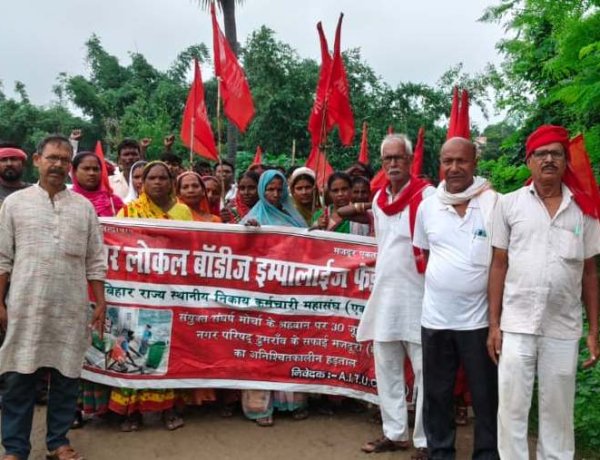 आठवें दिन भी सफाईकर्मियों की हड़ताल, कचरे के ढेर के बीच निकला मार्च