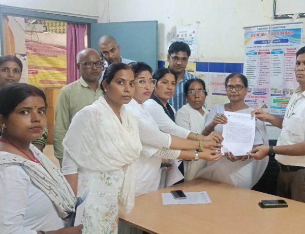 बायोमेट्रिक हाजिरी का आदेश रद्द करने की मांग पर स्वास्थ्यकर्मियों ने किया प्रदर्शन