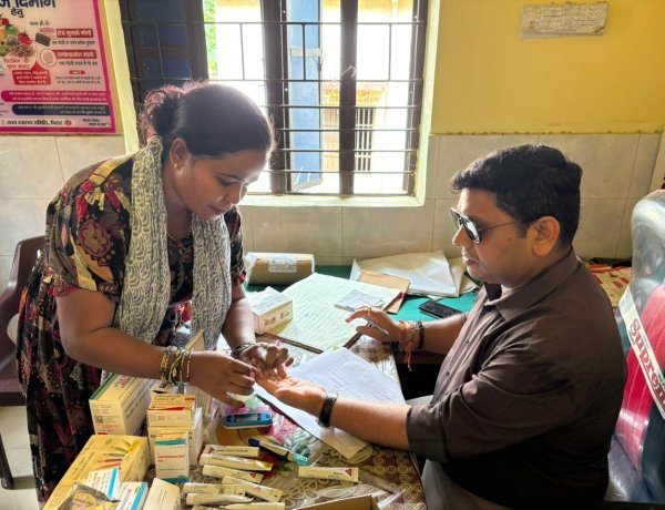 दोपहर में बंद मिला स्वास्थ्य केंद्र, लेबर रूम में गंदगी; प्रभारी भी गायब